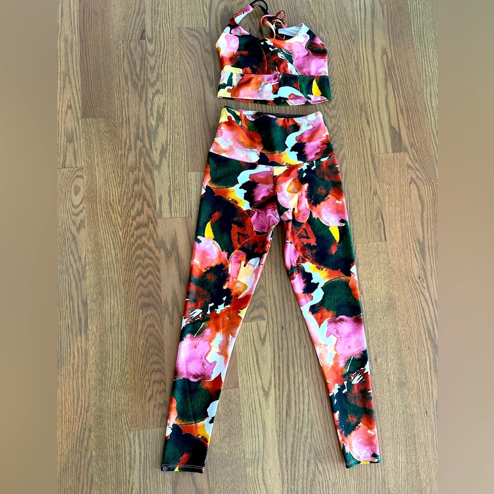 $179 retail Onzie GUC Workout Floral Set size XS/S pants S/M top